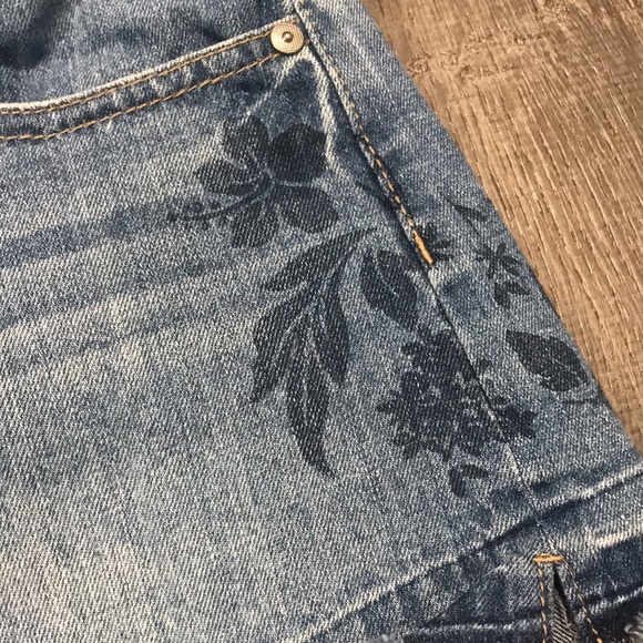 Harper Distressed Denim Shorts Light Wash Cutoff Floral Embellishment. Sz 28. - Picture 3 of 6